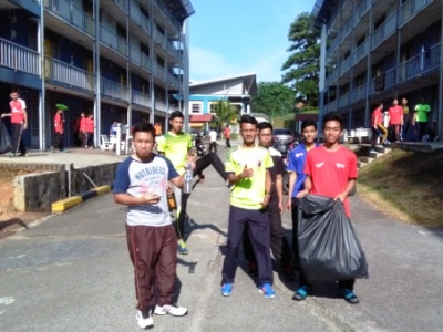 Aktiviti gotong royong yang dijalankan sekitar kawasan kolej dan blok siswa siswi