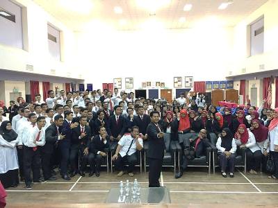 Selfie bersama Pengurusan Kolej 13